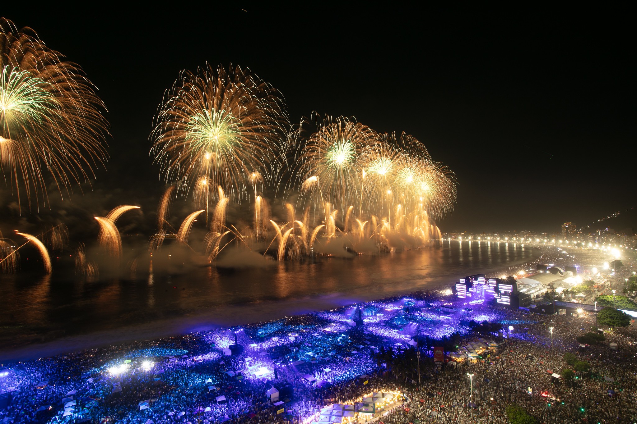Veja fotos e vídeos da festa de réveillon no Rio