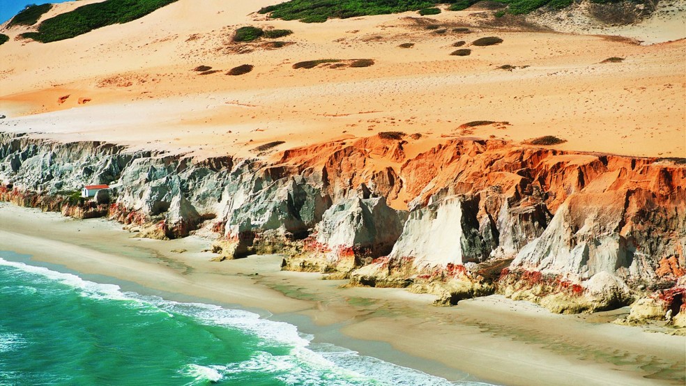 Praia de Morro Branco, em Beberibe (CE), é apontada como um dos destinos em alta em 2026, segundo a plataforma Booking — Foto: Setur/Governo do Ceará