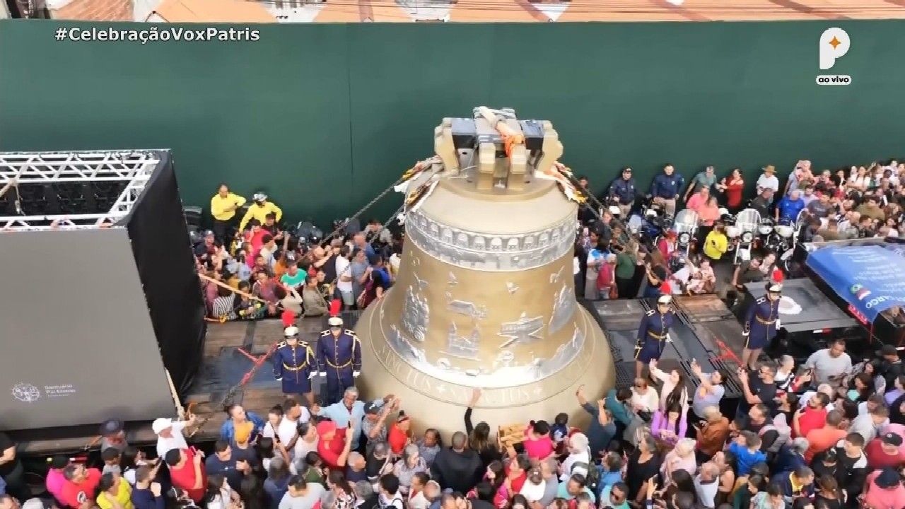 Maior sino que badala do mundo chega a Trindade acompanhado de fiéis; vídeo