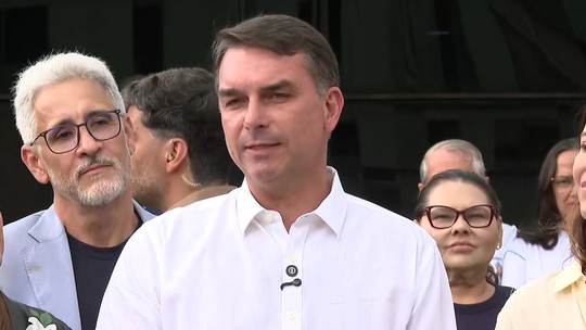 Flávio faz 1ª visita a Bolsonaro após autorização de Moraes