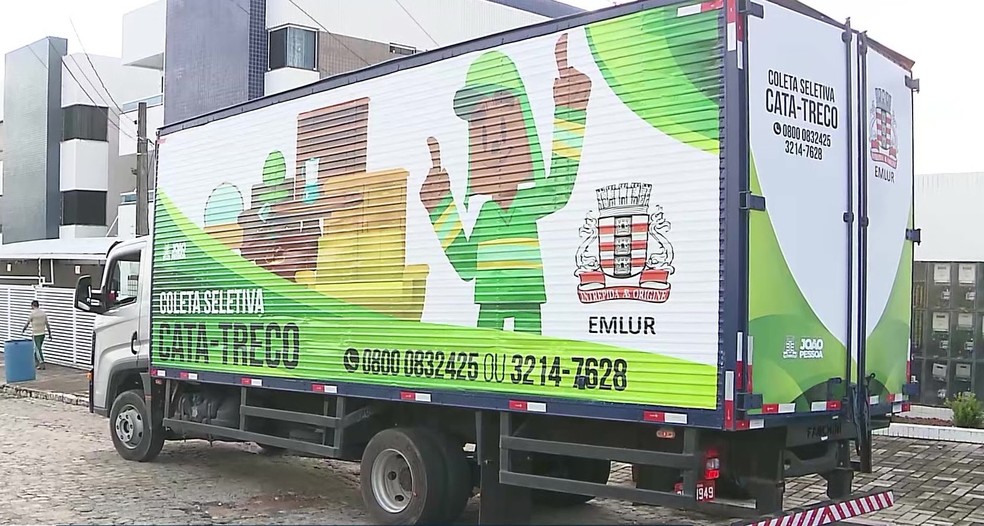 Caminhão cata-treco da prefeitura pode recolher materiais maiores em endereços indicados através de aplicativo — Foto: TV Cabo Branco