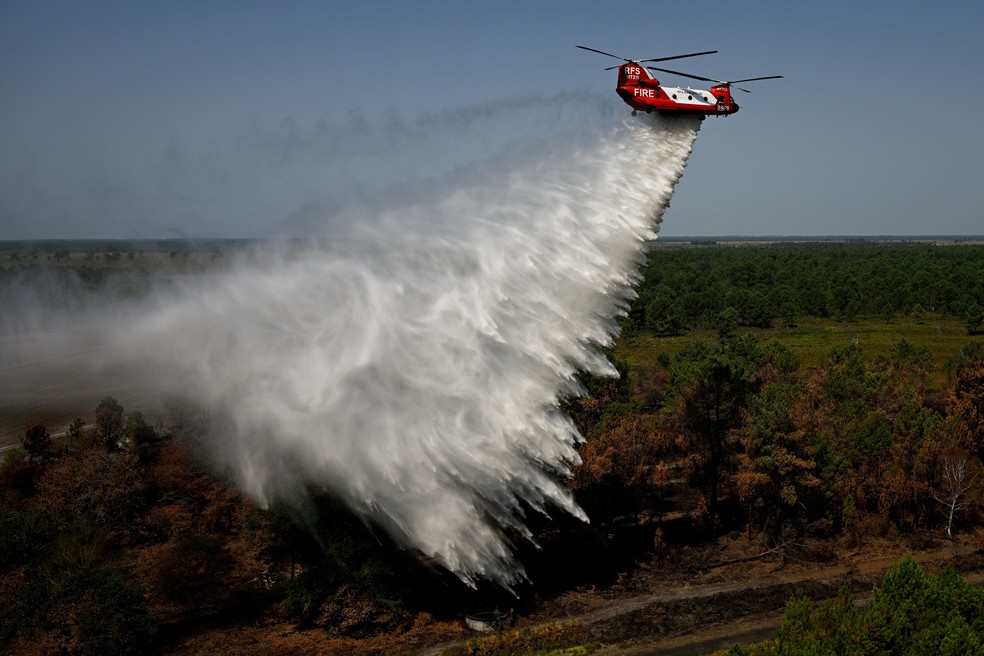 Helicóptero despeja litros de água para apagar chamas em floresta na França — Foto: PHILIPPE LOPEZ/Pool via REUTERS