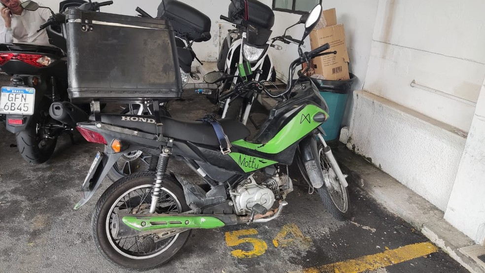 Moto de um dos suspeitos preso pela polícia após balear um adolescente de 15 anos em assalta na Zona Oeste da capital — Foto: Rogerio Marques
