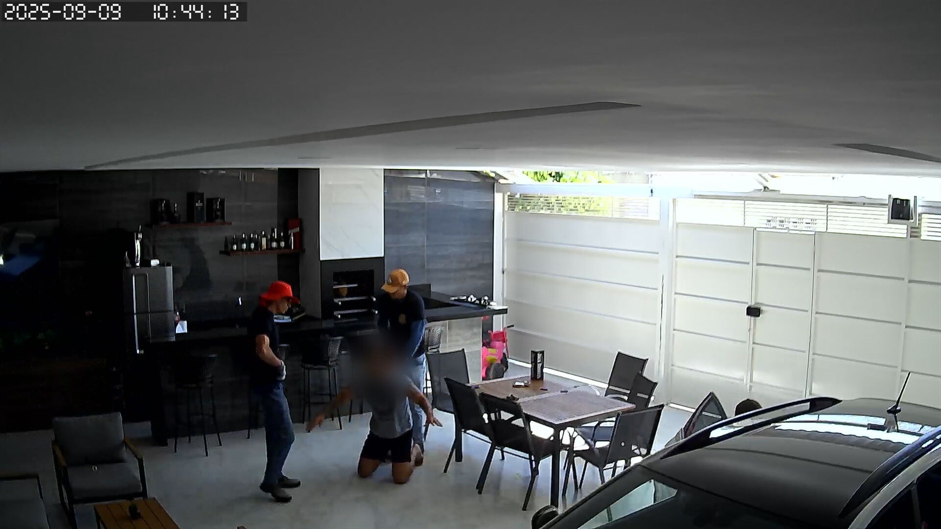 VÍDEO: Bandidos se passam por policiais para roubar casa no DF