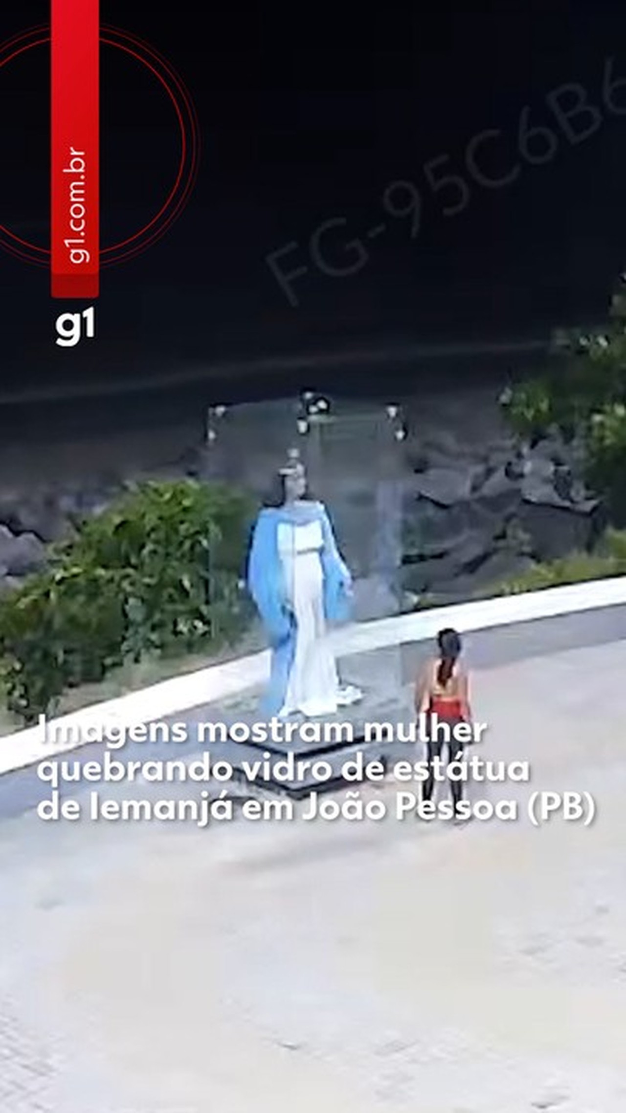 Imagens mostram mulher quebrando vidro de estátua de Iemanjá em João Pessoa; VÍDEO