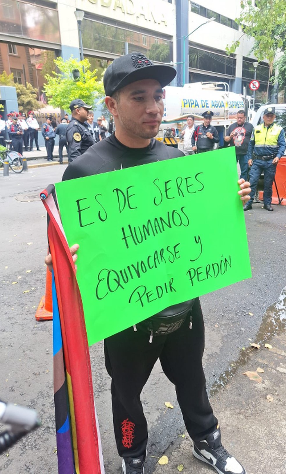 Influencer grava vídeo pornô em vagão de metrô, sem autorização, com  policial mais sexy do México | Mundo | G1