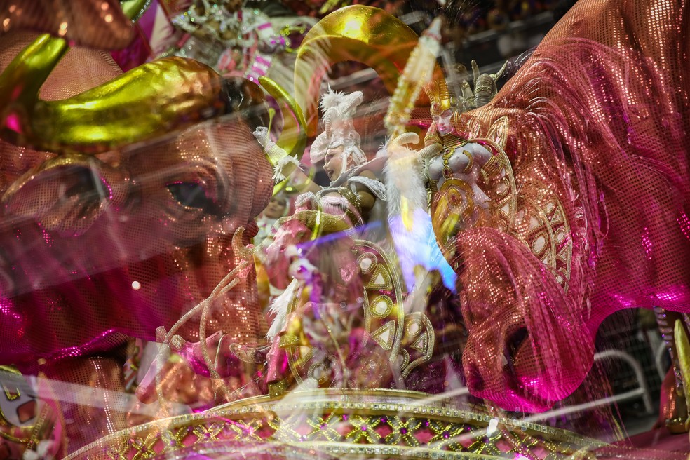 Escola Rosas de Ouro durante desfile do Grupo Especial na 1ª noite no Anhembi; fotografia feita em múltipla exposição faz parte de ensaio especial do g1 realizado durante o carnaval de SP — Foto: Fábio Tito / g1