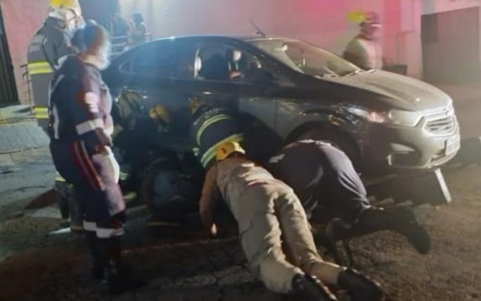 Homem morre após ser atropelado e parar embaixo de carro, em Goiânia — Foto: Corpo de Bombeiros/Divulgação