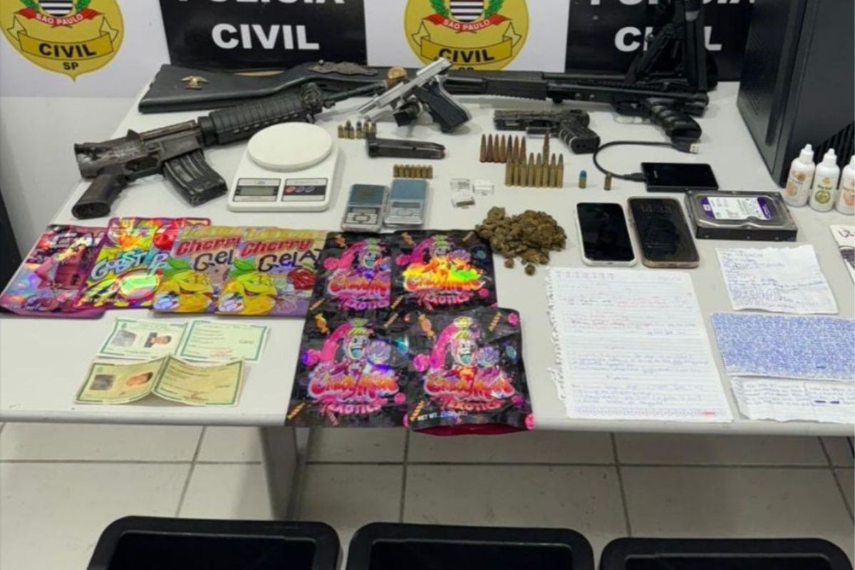 Mulher é detida na frente da filha de 4 anos em imóvel com armas e drogas ligado ao PCC 