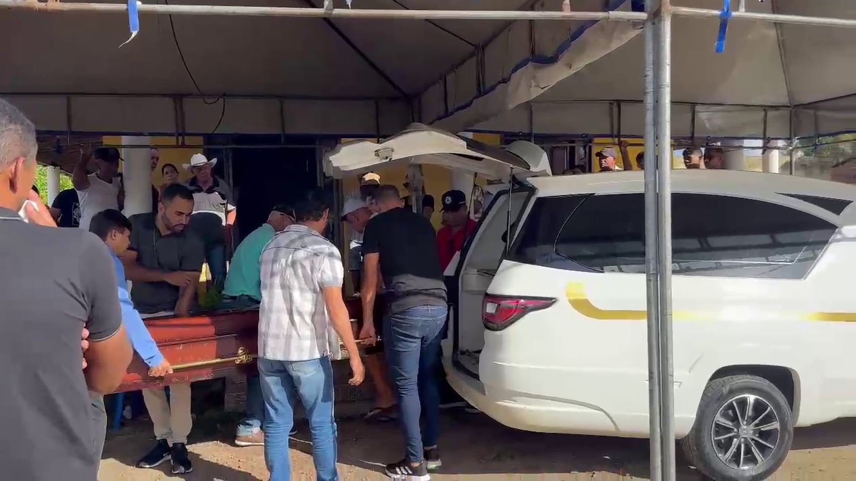 Corpo de jogador de futebol morto a tiros é sepultado em Sergipe