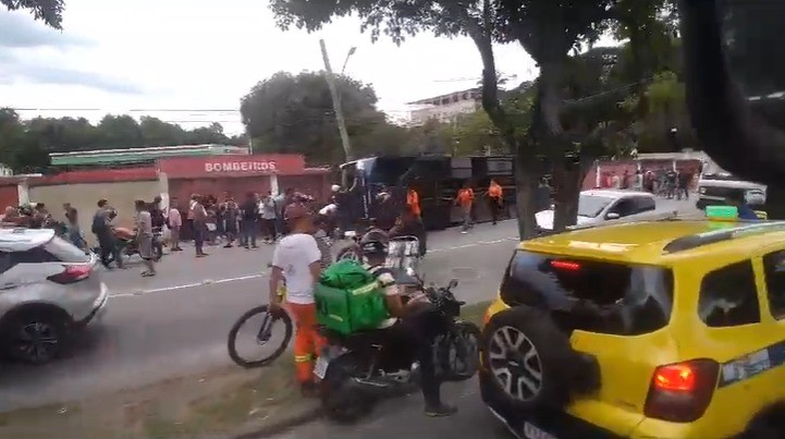 Ônibus tomba e mais de 50 ficam feridos na Zona Norte do Rio