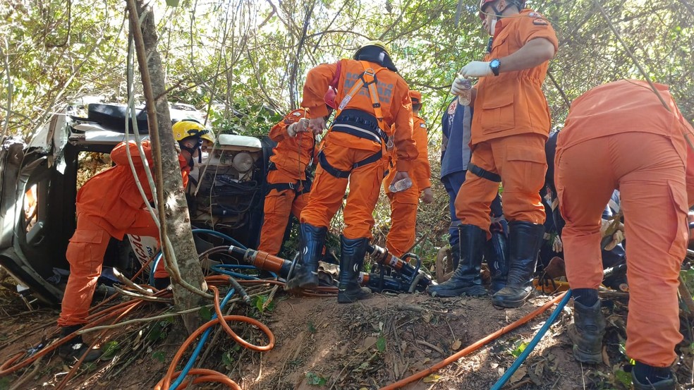 Bombeiros regiraram ferido de caminhão na Serra de Taquaruçu — Foto: Divulgação/Bombeiros