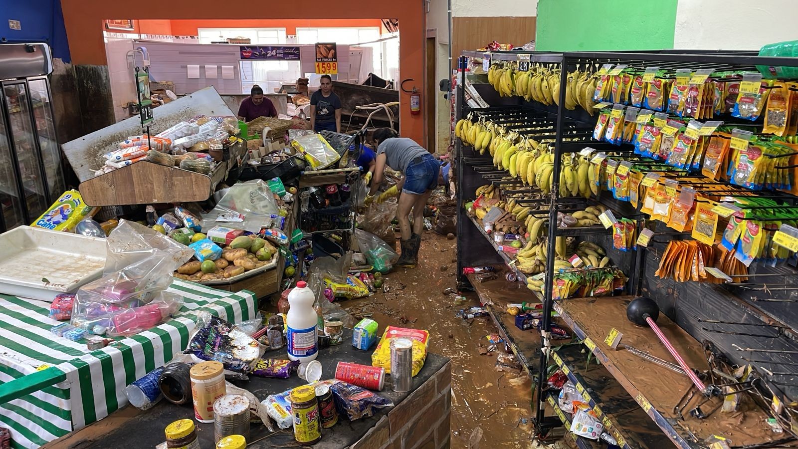 Único supermercado de Monteiro Lobato (SP) perde mercadorias após alagamento: 'Depois da tempestade vem a bonança' 