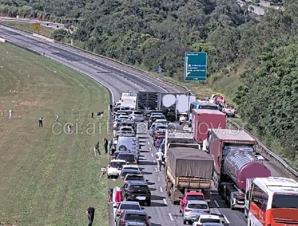 Acidente com motocicleta interdita Rodovia dos Bandeirantes em Jundiaí (SP) — Foto: Artesp/Divulgação