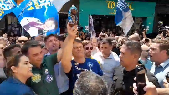 Após polêmica, Flávio Bolsonaro segura imagem de Nossa Senhora
