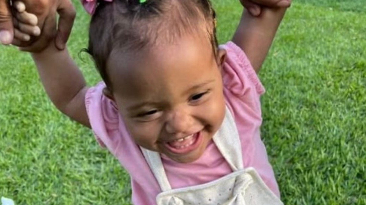 Mãe de bebê morta com sinais de violência tinha ido a entrevista de emprego e a deixou com padrasto: 'Espancou a minha filha'