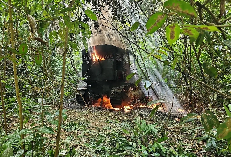 Floresta devastada: fiscalização flagra desmatamento oculto e destrói trator usado no crime ambiental, no Pará