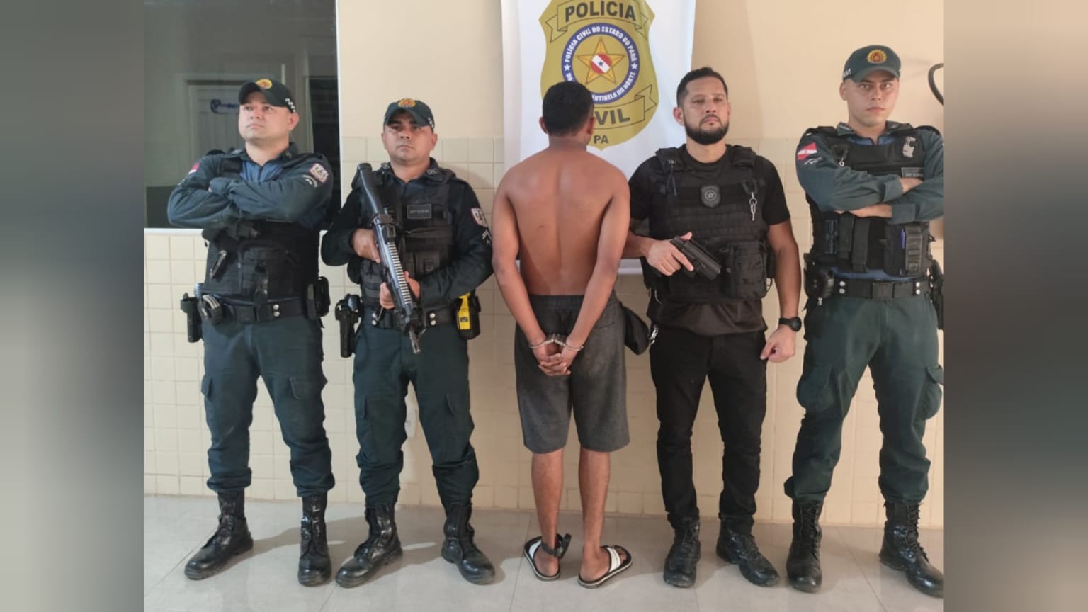 Homem com tornozeleira eletrônica é preso após ser flagrado pela PM fracionando e embalando drogas em Curuá