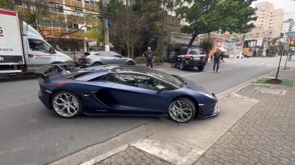 Lamborghini e BMW são apreendidas pela polícia de SP em operação contra influencer acusado de rachas