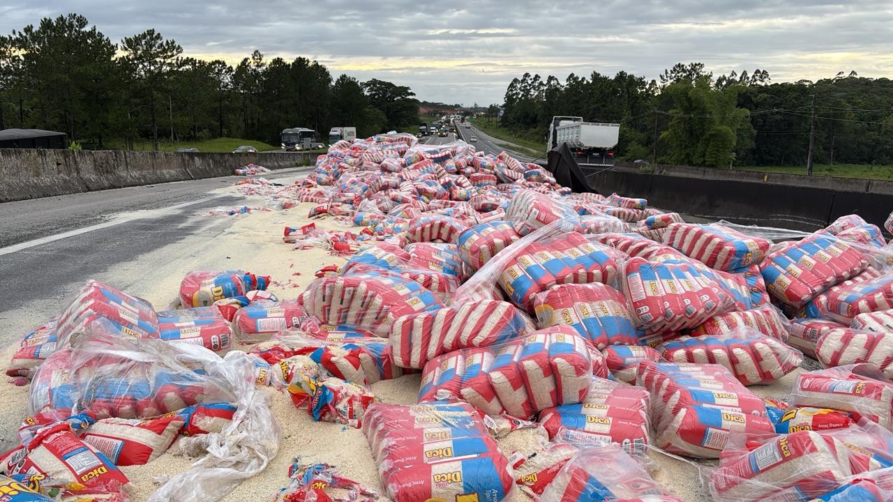 Carga de arroz tomba e bloqueia BR - 101 em SC