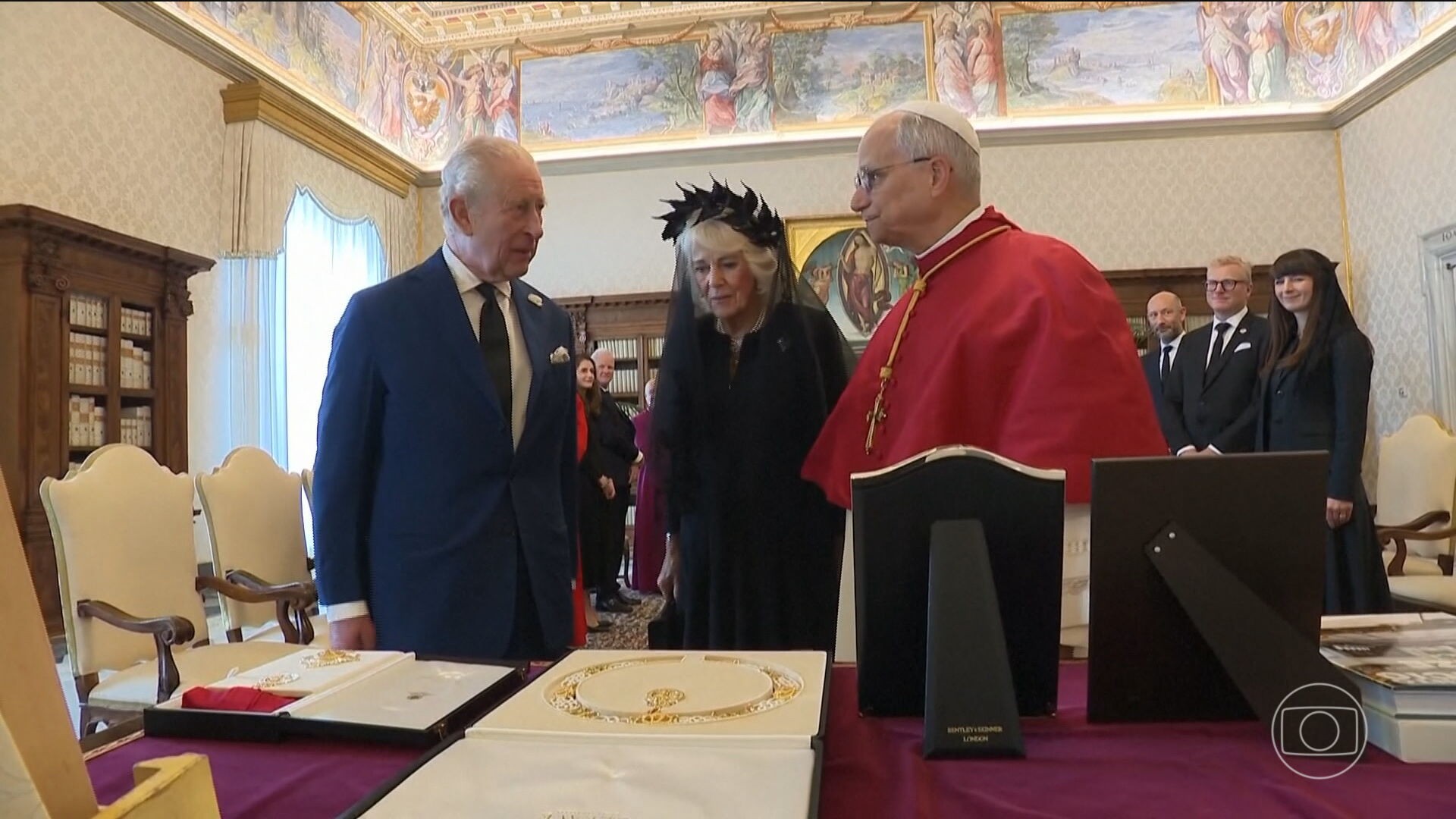 Rei Charles III se torna o primeiro chefe da Igreja Anglicana a rezar com um papa católico em quase 500 anos