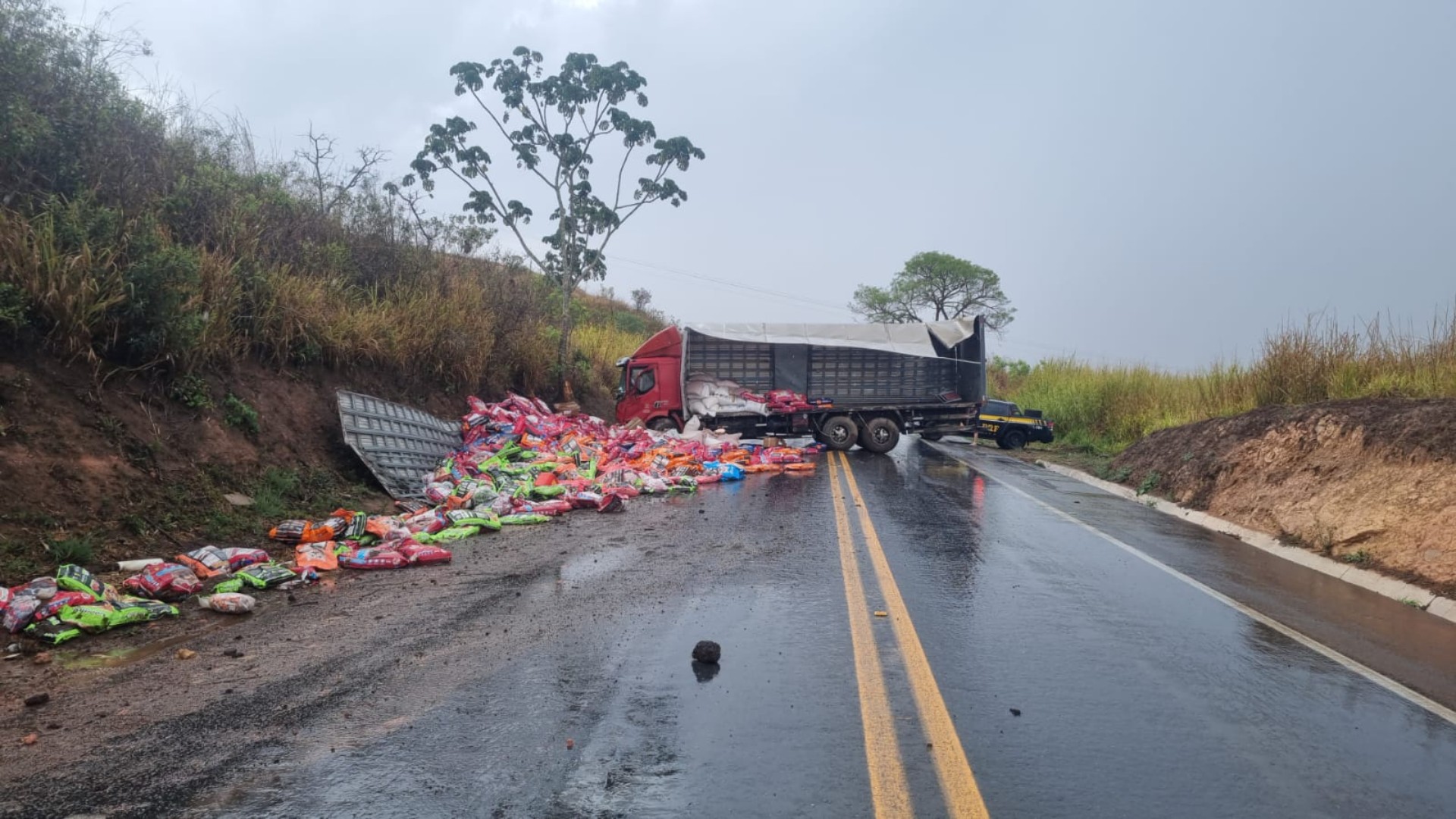 Em apenas 10 minutos, chuva causa três acidentes em trechos diferentes da BR-365 em Patos de Minas
