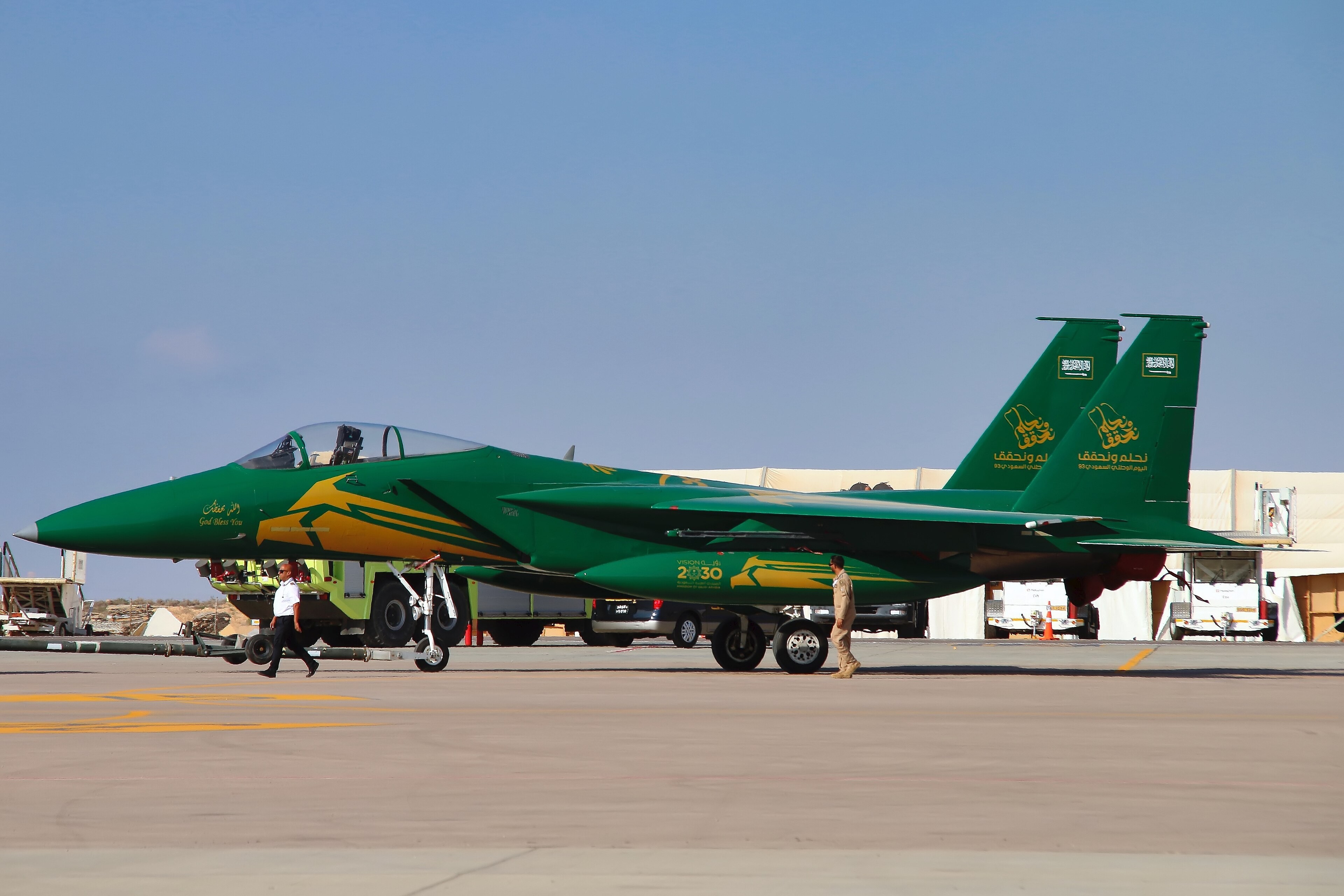 Houthis posam com destroços de F-15 da Arábia Saudita