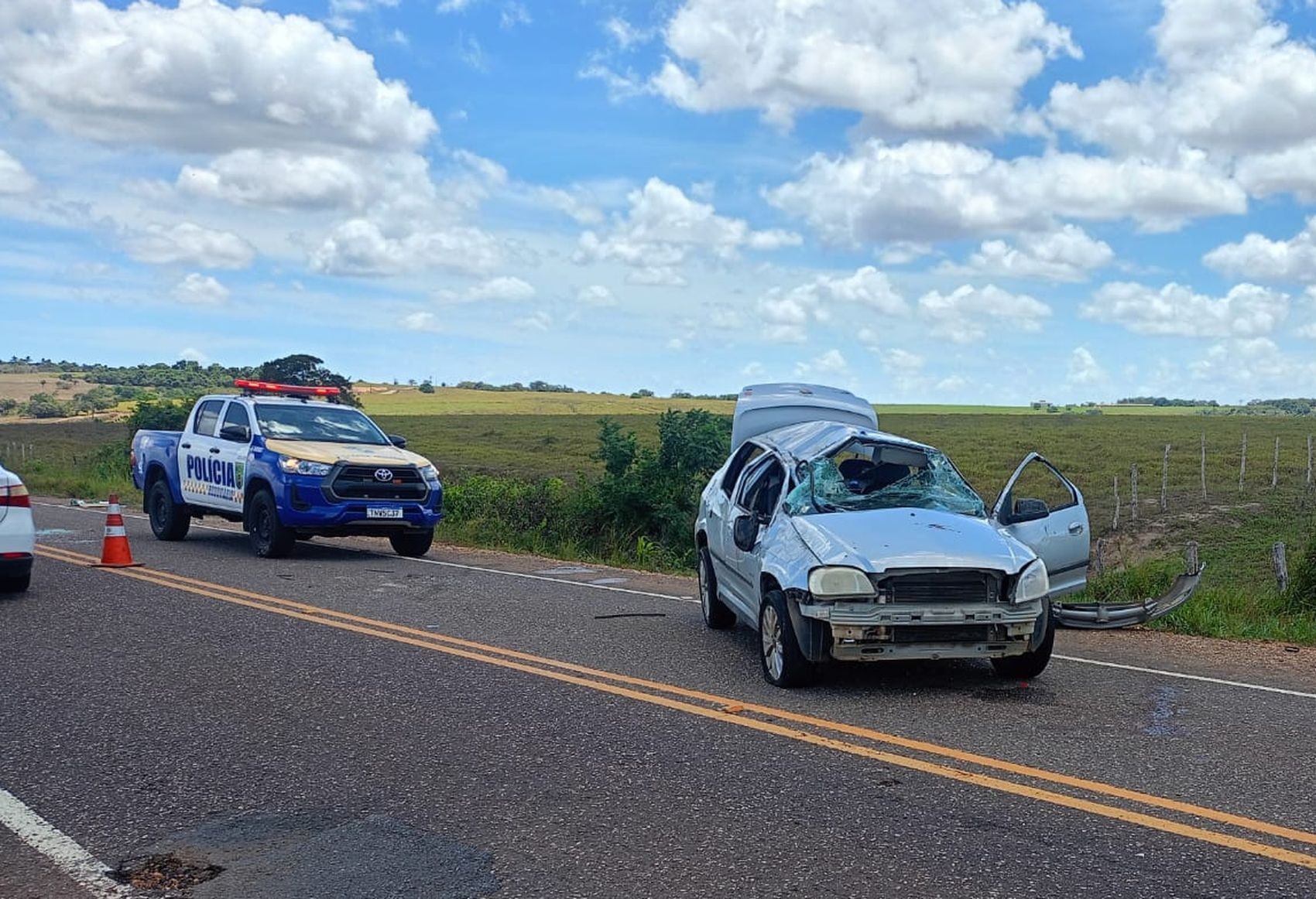 Carro capota e vítimas são socorridas por ambulância e helicóptero em rodovia de Nossa Senhora das Dores