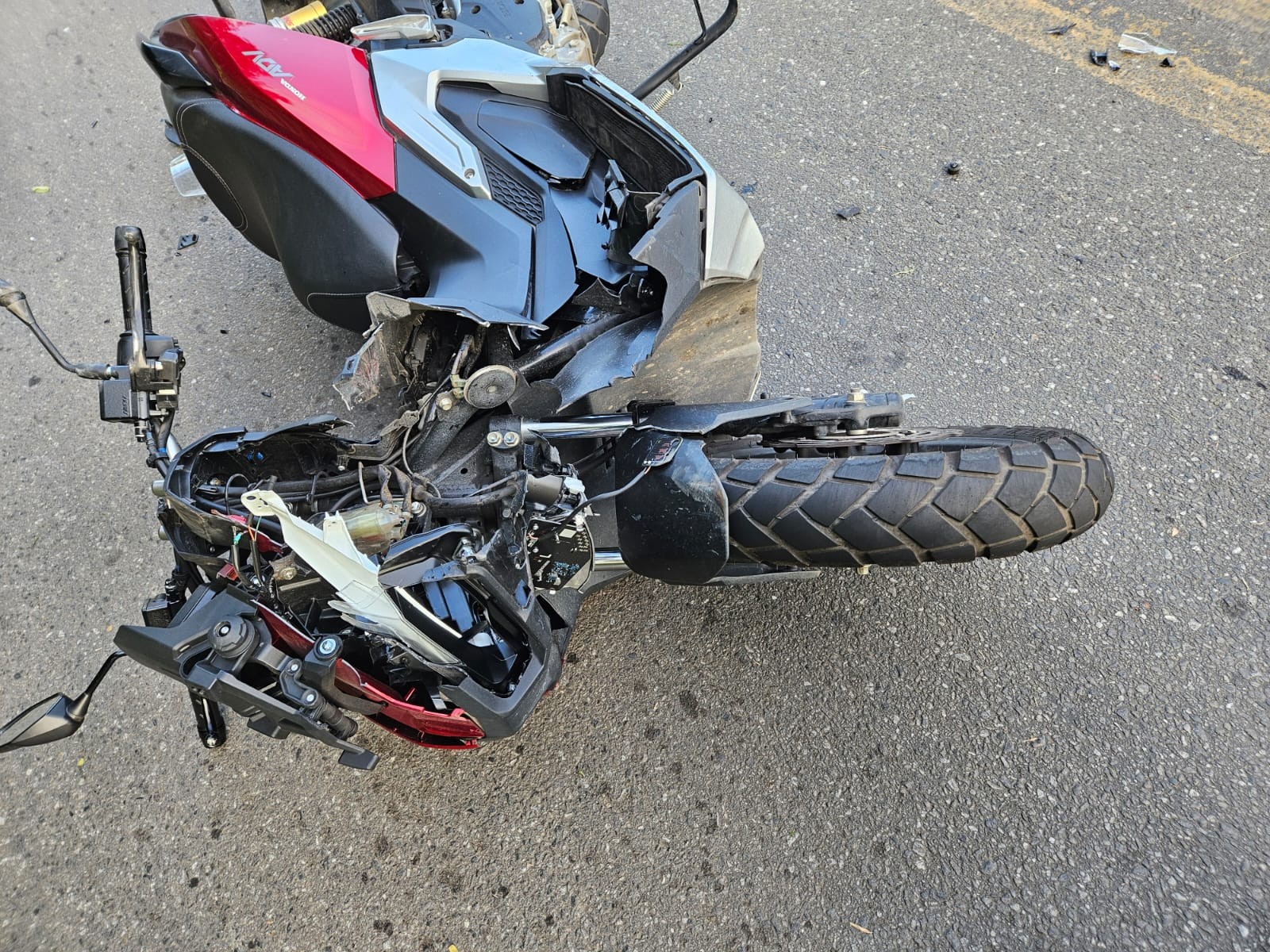 Batida entre caminhão e moto deixa homem gravemente ferido na LMG-874, em Juiz de Fora