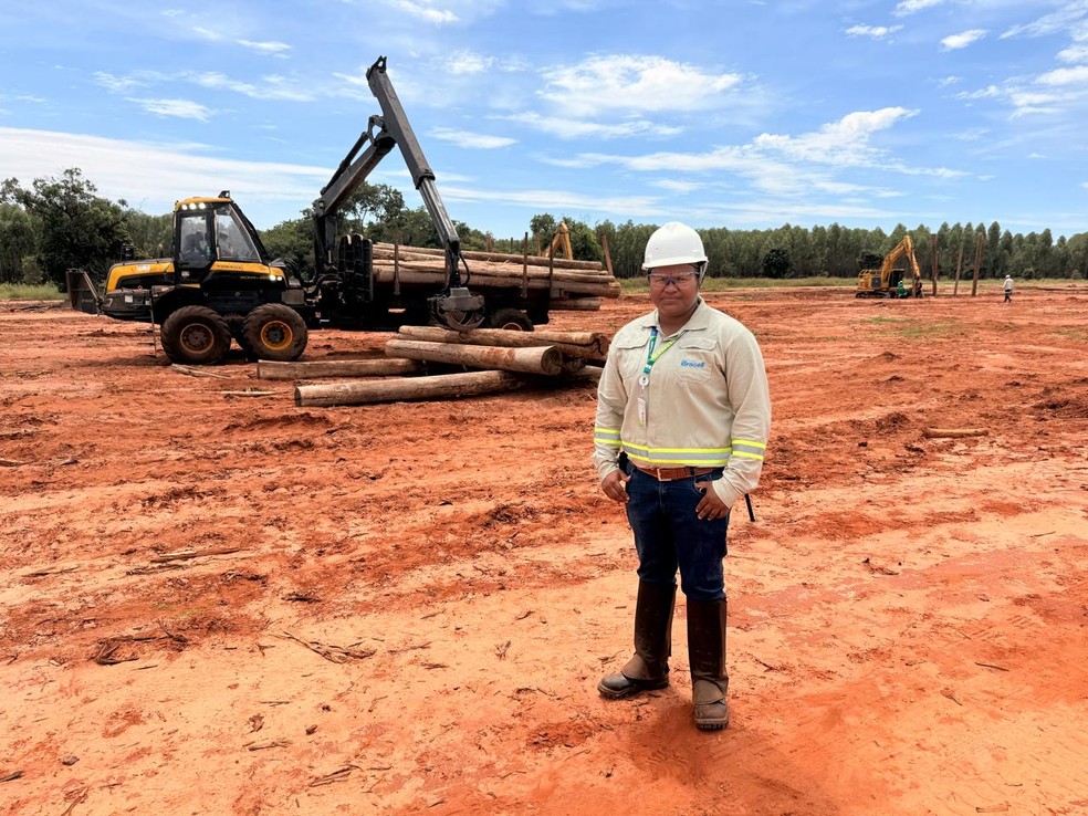 Jo&eacute;rica Travasso Moreira atua na colheita de eucalipto em Mato Grosso do Sul.  Foto: Divulga&ccedil;&atilde;o/MS Florestal