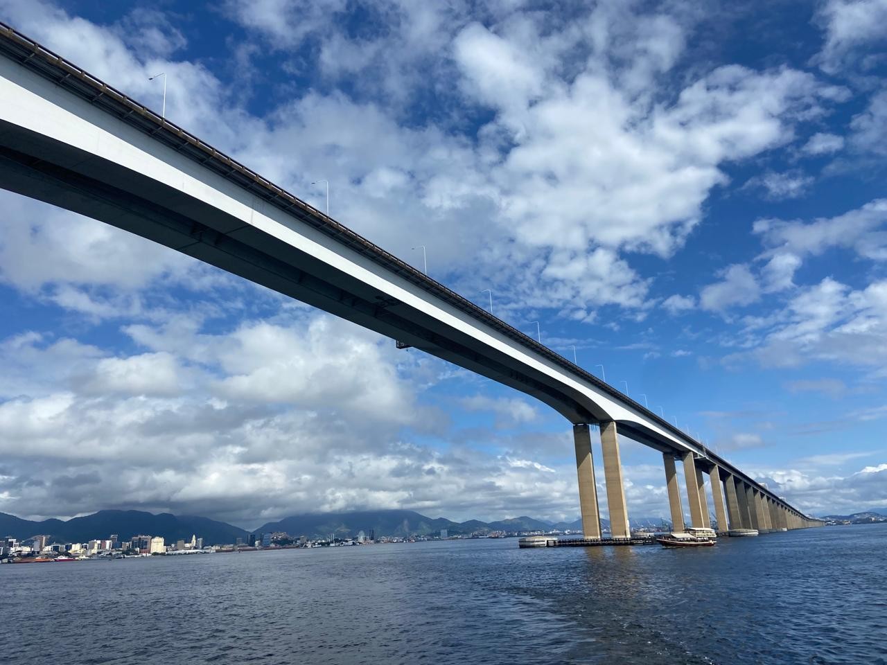 Homem cai da Ponte Rio-Niterói após batida e é hospitalizado