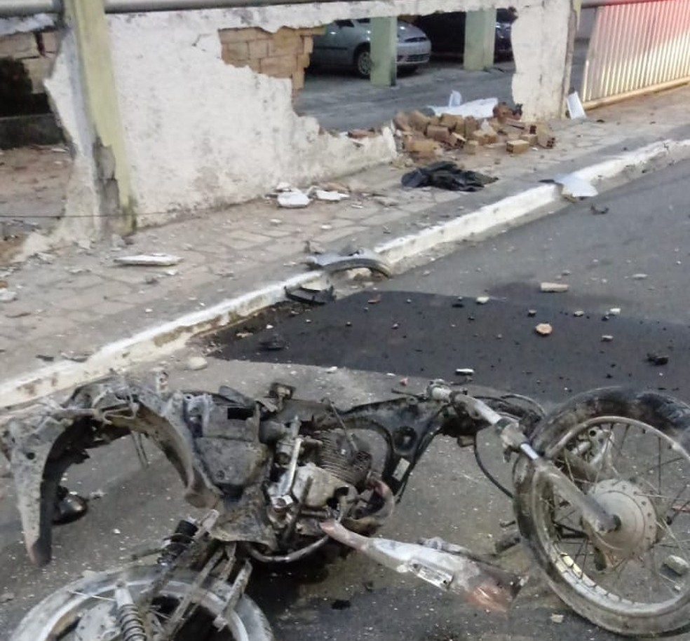 Com o impacto, o motoboy Kelton Marques morreu no local, e a moto ficou totalmente destruída. — Foto: Reprodução/TV Cabo Branco