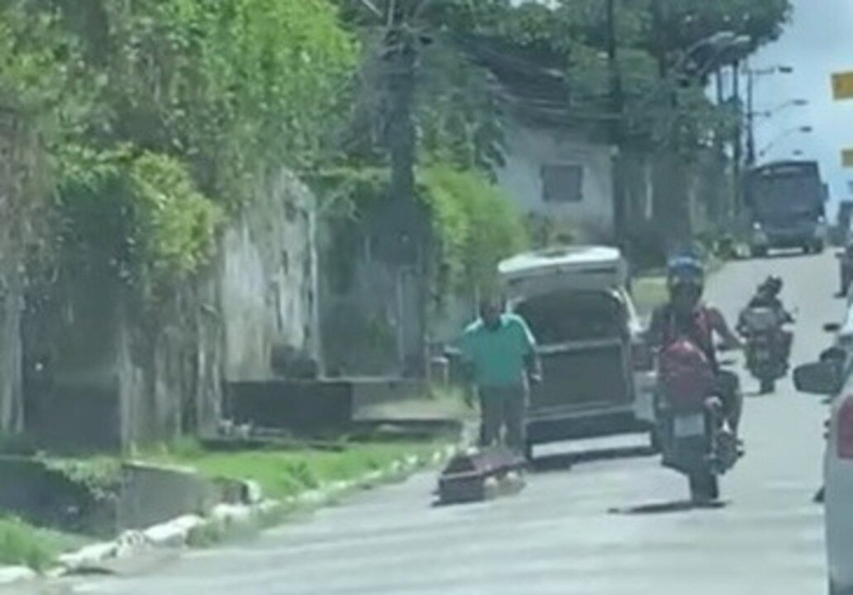 Caixão cai de carro funerário em ladeira de Maceió; VÍDEO 