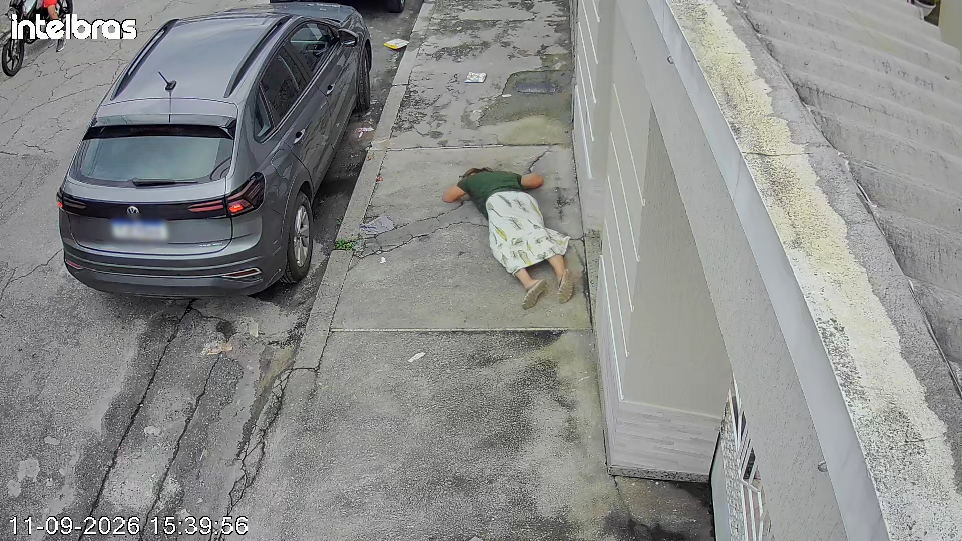 VÍDEO: mulher desmaia após ser assaltada no Rio