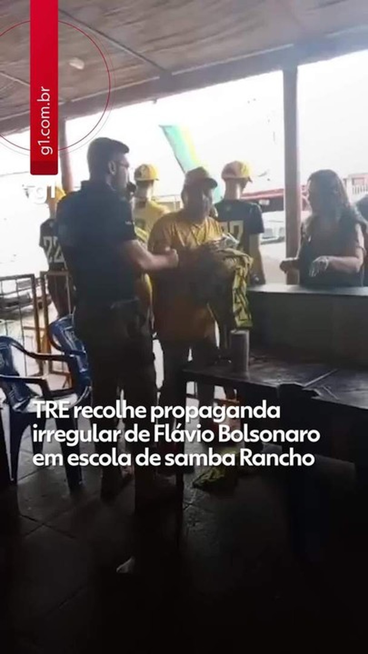 TRE remove material de campanha de Flávio Bolsonaro em escola de samba que servirá como local de votação em Belém, a dois dias da eleição.