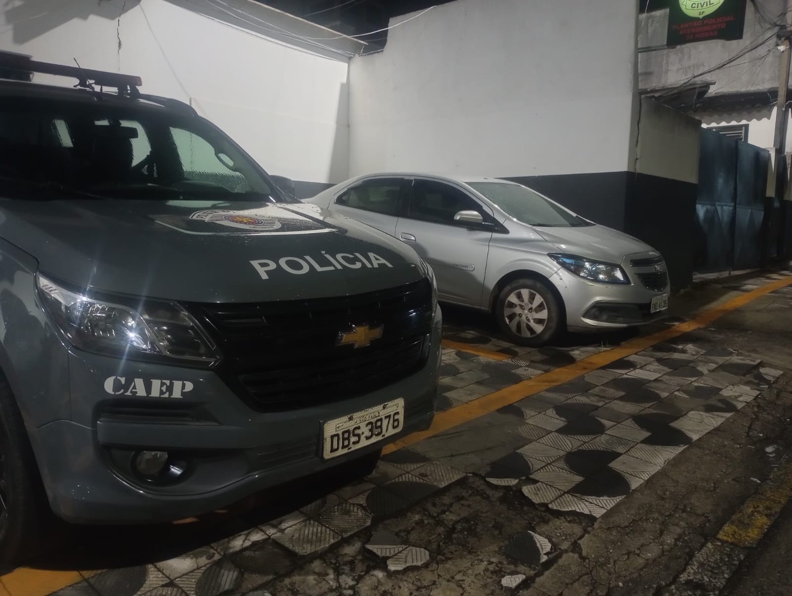 Carro roubado na capital é encontrado em Suzano