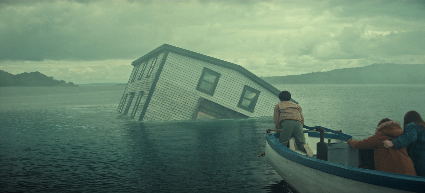 'Below': suspense da Netflix tem monstro marinho, alerta climático e astro de 'Stranger Things'