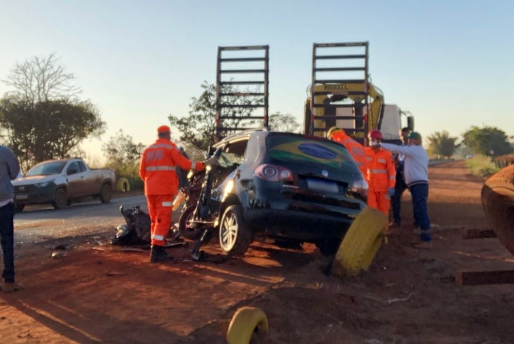 Motorista morre e esposa fica ferida após carro bater em bitrem na MG-255 em Frutal