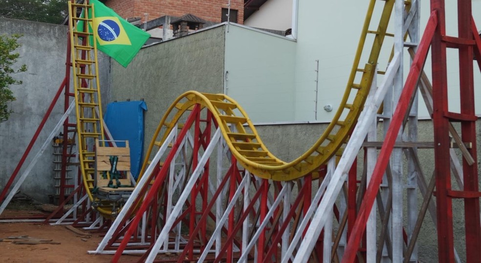 Gustavo Machado, que trabalha no Cacau Park, em Itu (SP), construiu uma montanha russa no quintal de sua casa, em Caieiras (SP) — Foto: Arquivo pessoal
