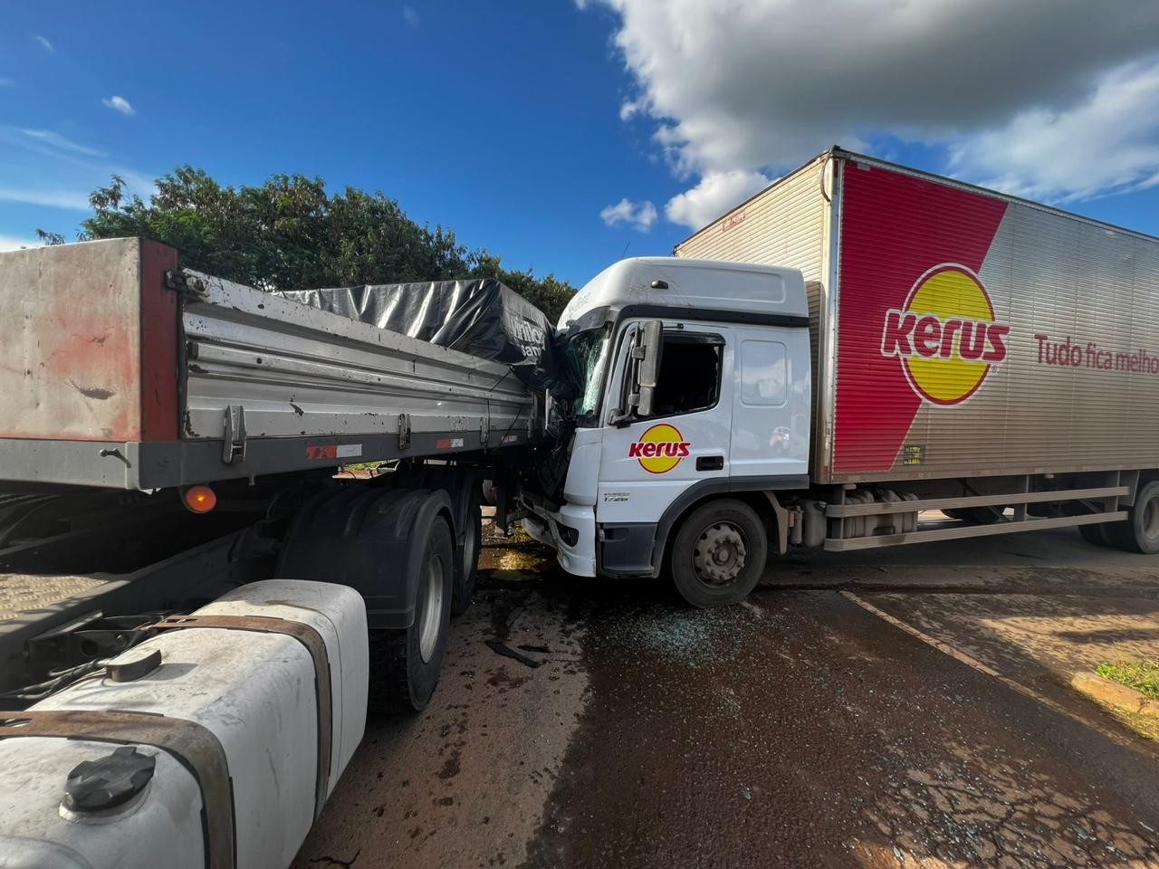 Acidente com carreta causa vazamento de produto químico tóxico na BR-354