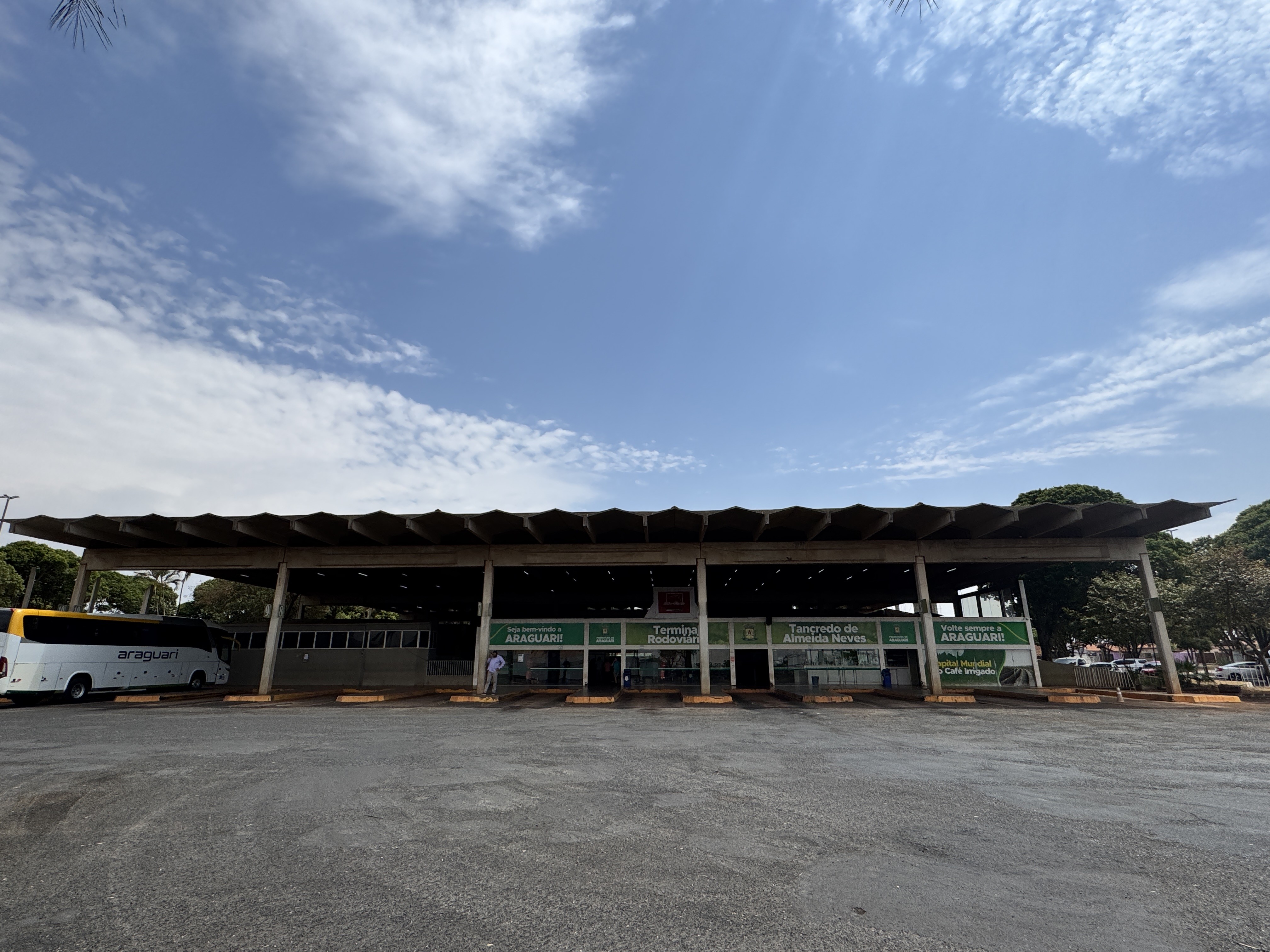 Com problemas de sustentação e na cobertura, Terminal Rodoviário de Araguari é interditado por risco de colapso
