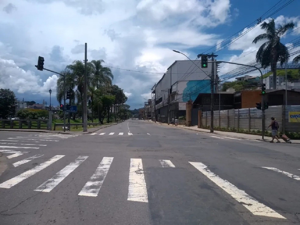 Homem sofre traumatismo craniano após ser atropelado perto da feira, em Juiz de Fora