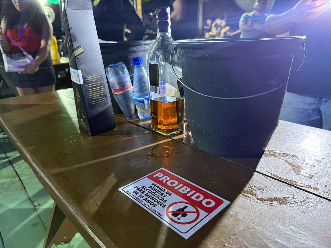 Dupla é presa suspeita de fornecer bebida alcoólica a adolescentes em flutuante no Amazonas