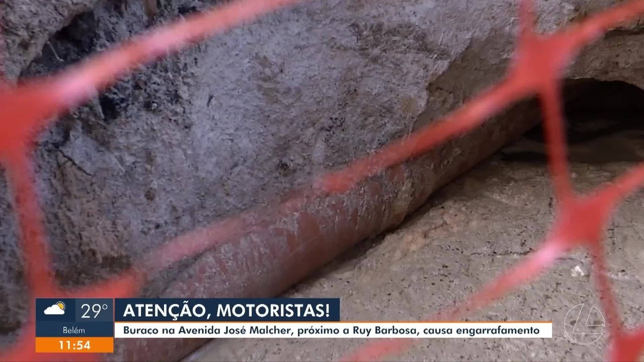 Cratera inetrdita faixa da avenida José Malcher e causa transtornos no trânsito em Belém