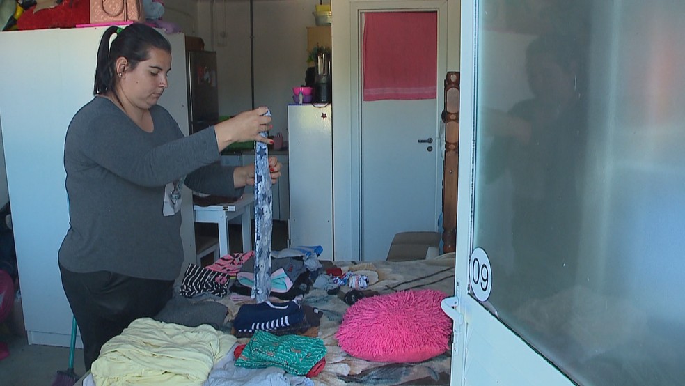 Keli Horbach mora em uma das moradias provisórias erguidas em Arroio do Meio — Foto: Reprodução/ RBS TV