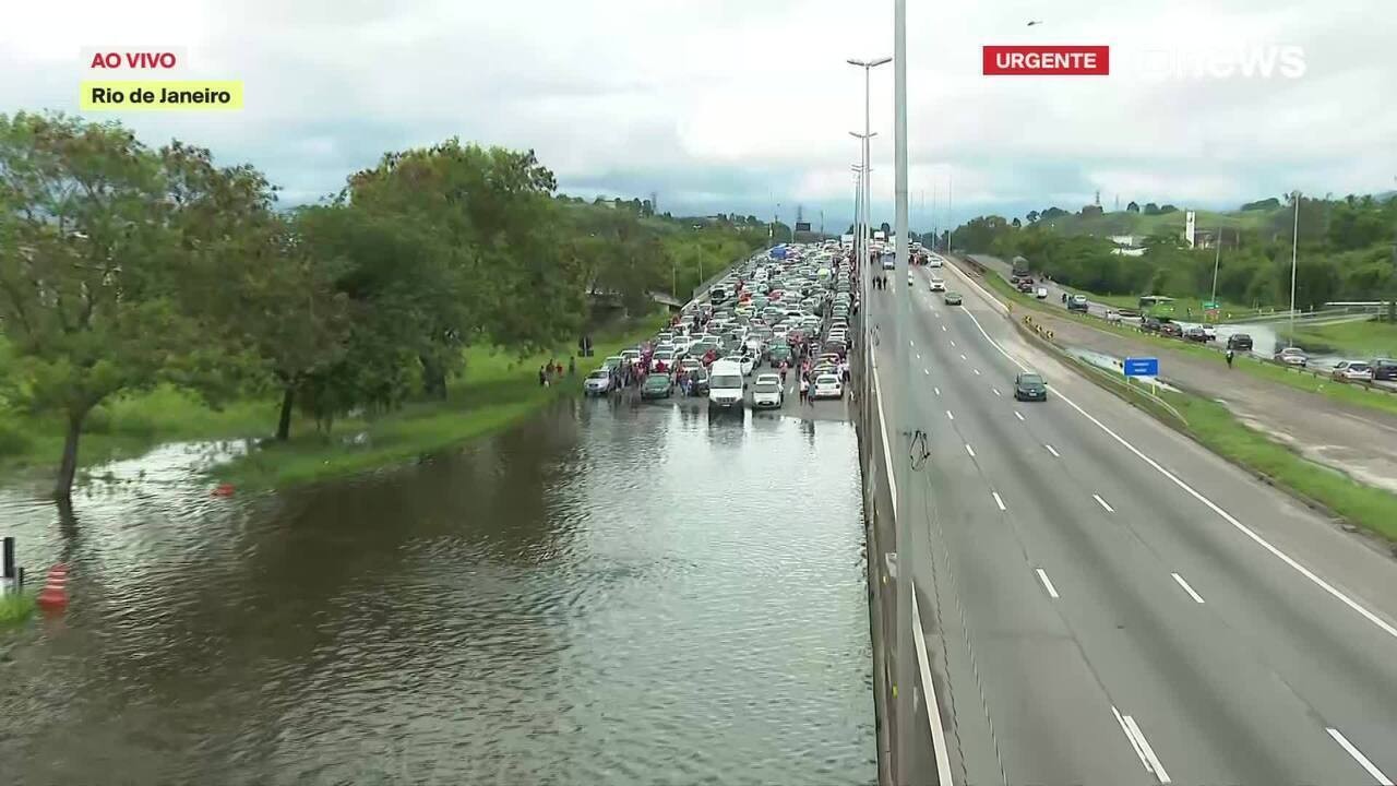 Motoristas passam o domingo parados na br-040 na altura de caxias por causa do alagamento