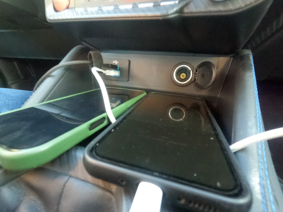 Mustang Dark Horse não vem equipado com carregador por indução, é preciso carregar os smarphone via cabo. E a Ford insiste em deixar tomadas 12V na cabine — Foto: Vinicius Montoia | g1