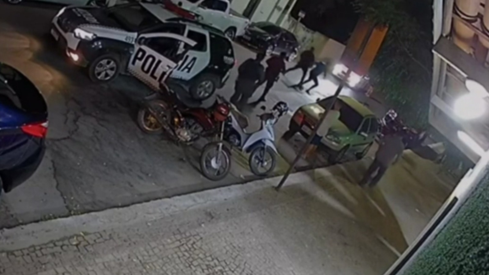 Policial agride cantor de forró com socos e chutes no Ceará; vídeo 