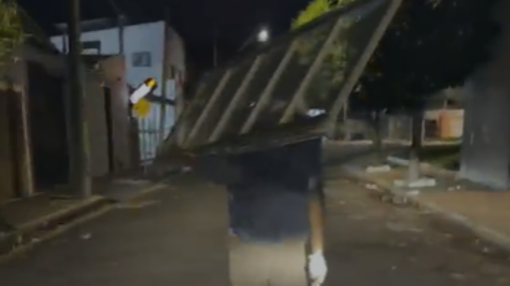 Ladrão é escoltado pela PM para devolver portão furtado de prédio em Uberlândia