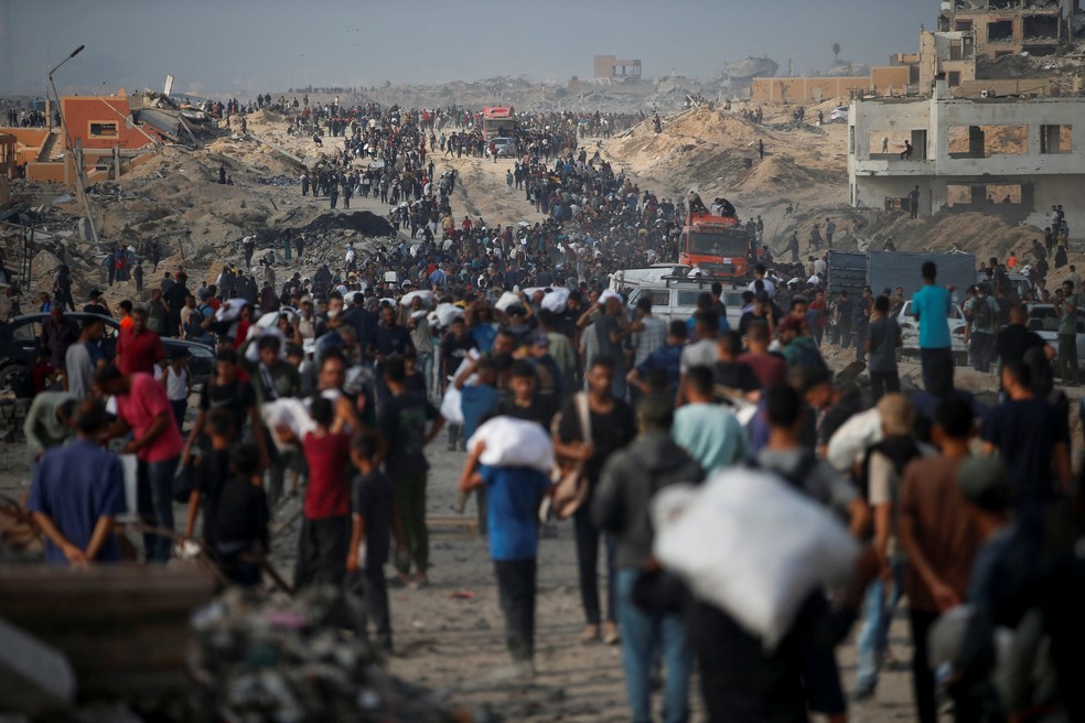 Palestinos buscam suprimentos em Beit Lahia, no norte da Faixa de Gaza, em 22 de junho de 2025. — Foto: Mahmoud Issa/Reuters